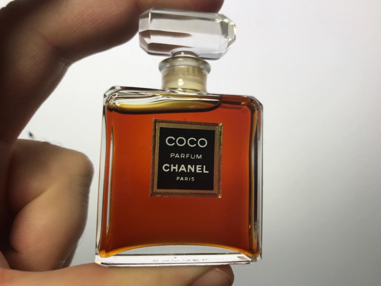 otočný čap zaprášený plazy coco chanel parfum vineta odčítanie prvý popruh